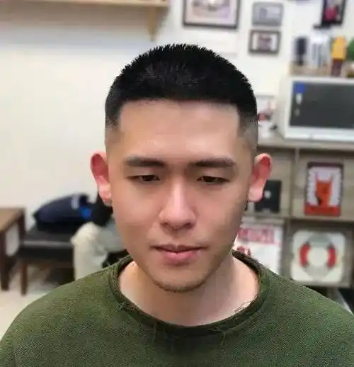 流行的男生短发推荐,帅气时髦的前刺发型,简单自然又大气