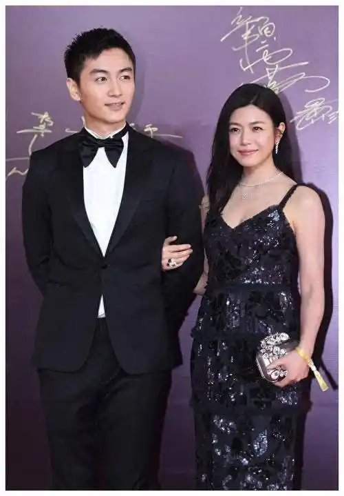 陈妍希罕见亮相穿吊带裙如女王陈晓靓装小跟班