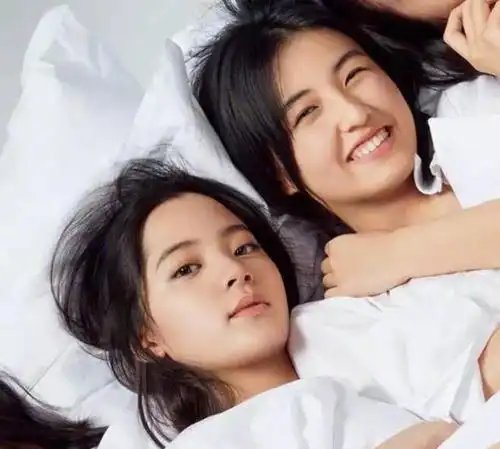 欧阳娜娜做客蘑菇屋,镜头切换到张子枫,张子枫反应尽显二人感情