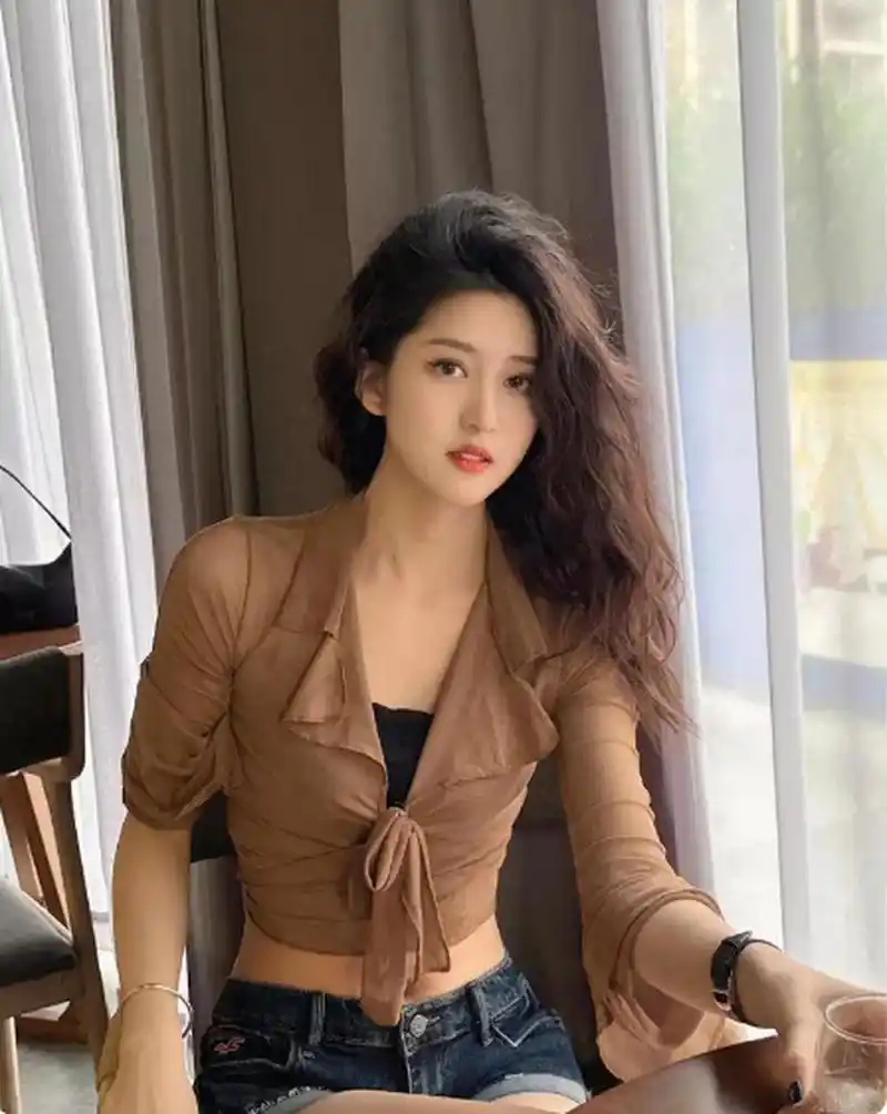 人类对长得漂亮的女生都是宽容的,牛仔短裤身材好的女生穿不要太好看