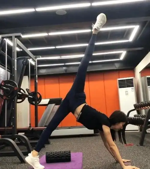 金晨为选秀疯狂健身,当她摆出一字马后,网友:这腿是开挂了吗?