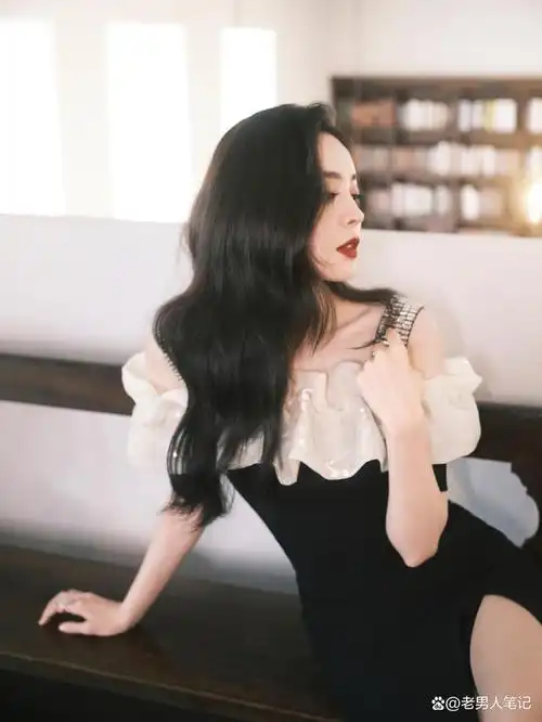 古力娜扎红唇美腿,一身黑色长裙,清新治愈明艳烂漫