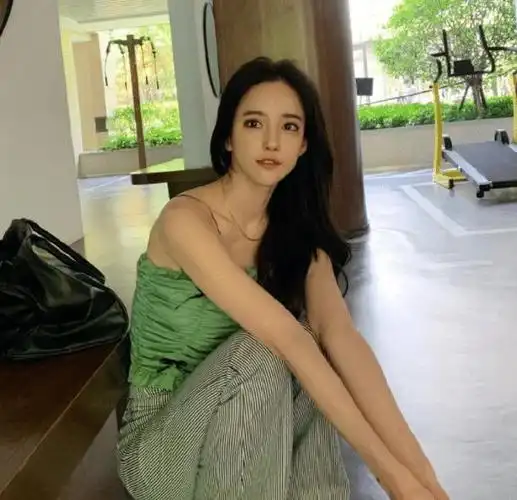 潘南奎凉凉后放飞自我,穿露脐装跳舞,肚子上的"赘肉"太抢镜了