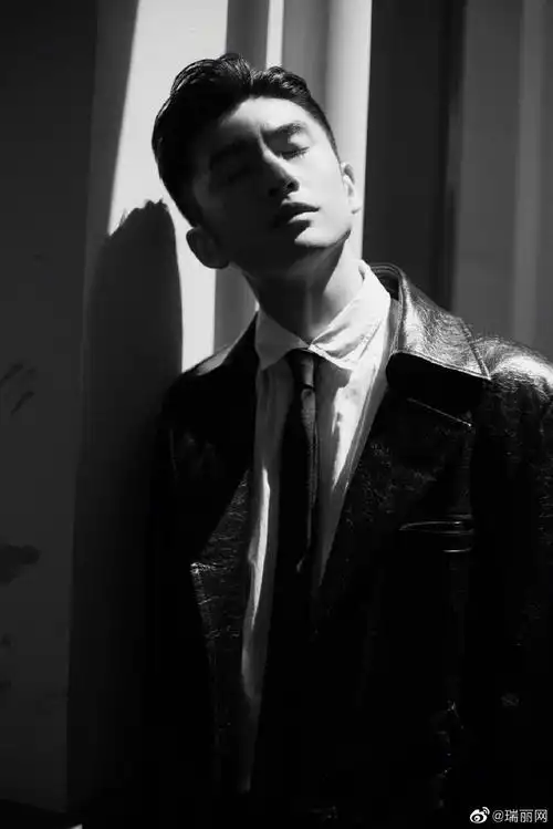 rayli星闻#【#向全世界安利张云龙#】@张云龙mmc绿洲发布一组黑白