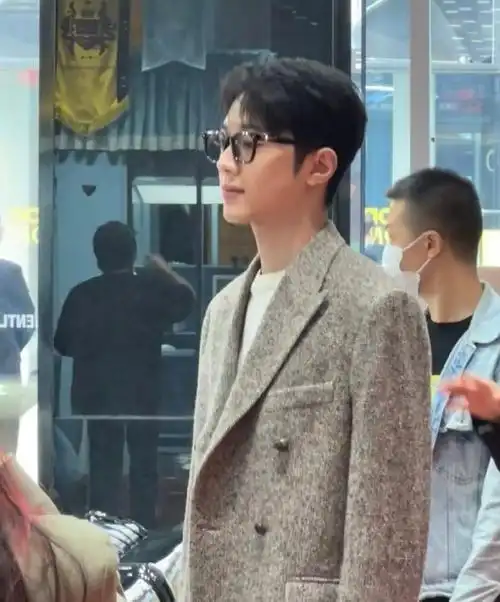 赖冠霖  今日活动图集,一身灰色西装外套搭配黑框眼镜,有秋日的温暖