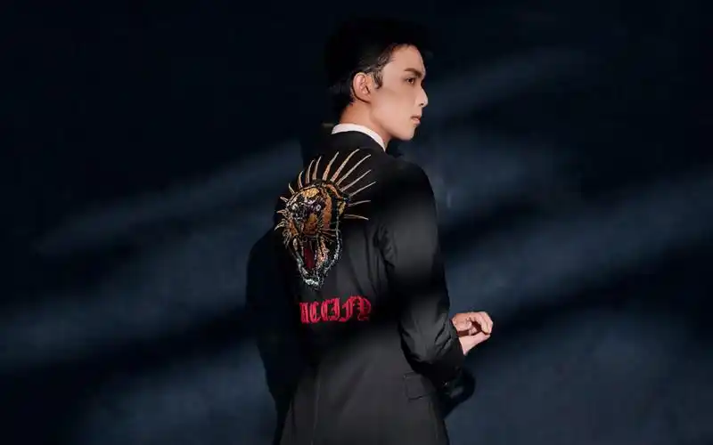 吴磊酷帅有型写真桌面壁纸