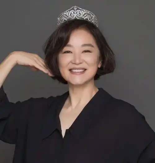 68岁林青霞,疑不穿内衣出门,网友:"女神"变"大妈"!_生活_什么_内心