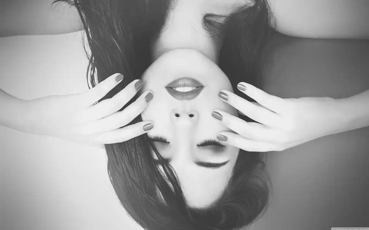 好看的黑白色调唯美美女电脑桌面壁纸下载