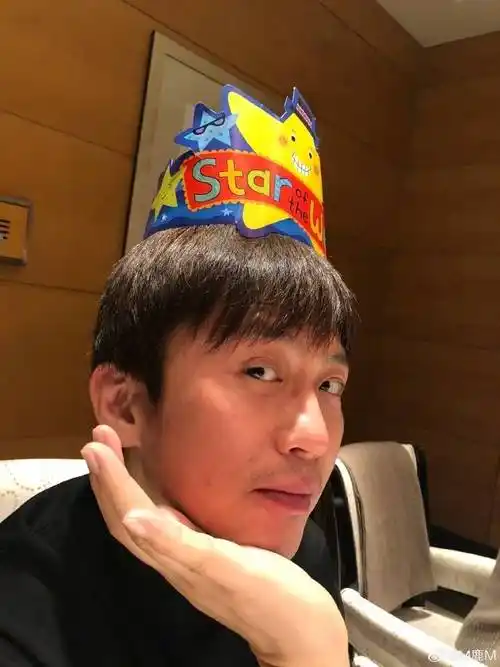 鹿晗连续9年为邓超庆生,画风幽默风趣,展示"父子情深"