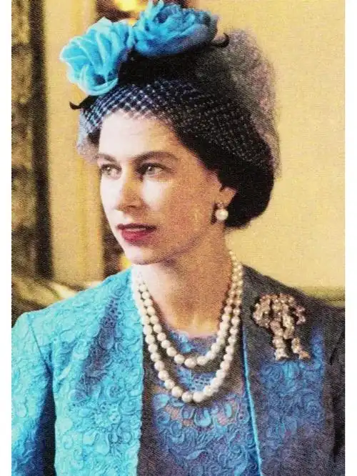 修炼的更上一层楼~#欧洲王室  #时尚穿搭  #伊丽莎白二世  #珍珠项链