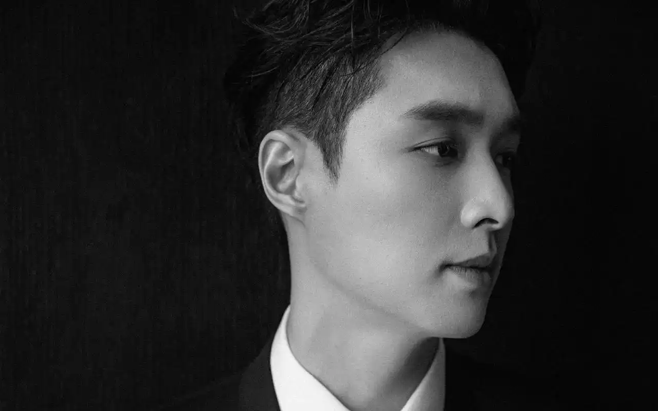 张艺兴西装帅气写真高清桌面壁纸