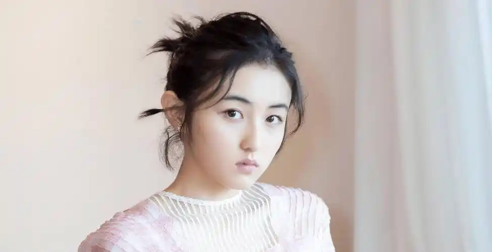 张子枫,胡先煦90年代浪漫爱情电影《穿过月亮的旅行》新片介绍_大气