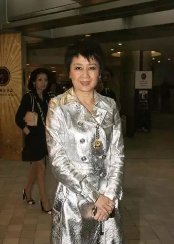 何鸿燊24岁小儿子何猷君领证结婚,梁安琪接受恭喜拒回应双喜临门