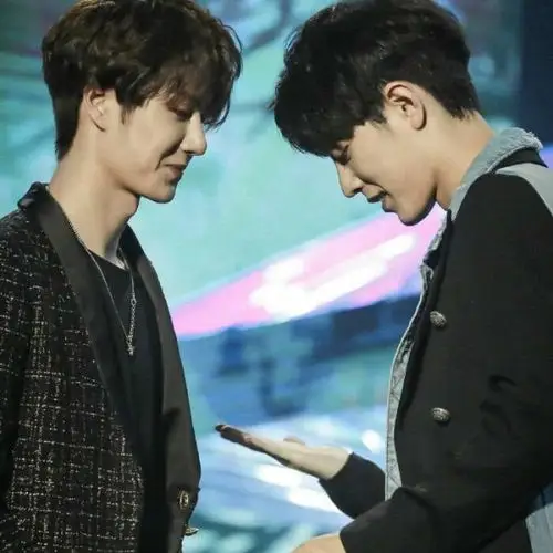 肖战 王一博,第一张是重点啊,哈哈_情侣头像_我要个性网