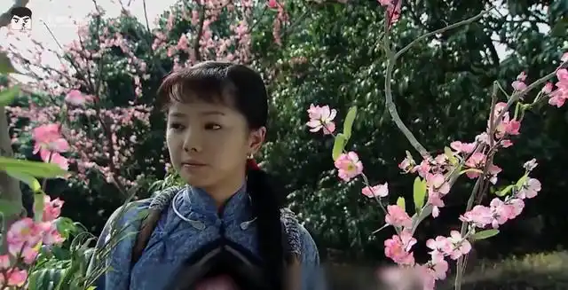 年轻男女相约服毒殉情,男孩却偷偷调换了毒药:《围屋里的桃花》