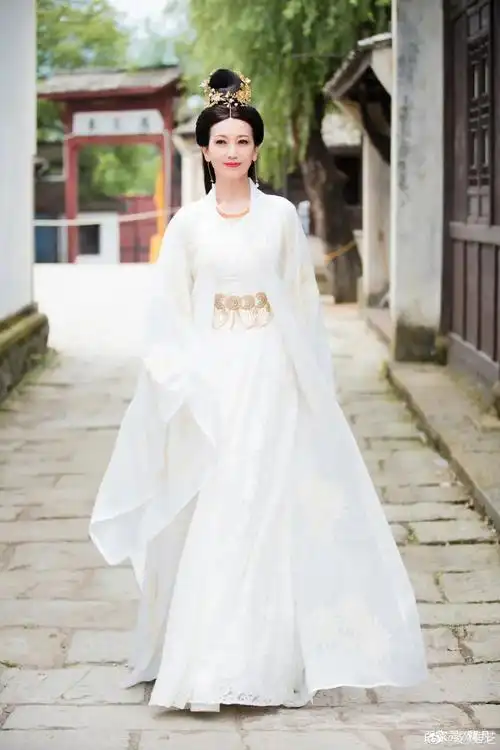 赵雅芝白纱古装美若仙子!看不出有67岁靓丽容颜不老