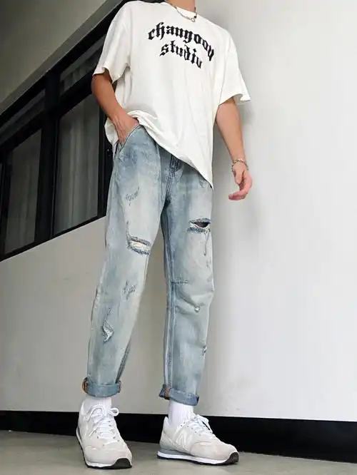 简约字母的白色7215潮牌t恤搭配破洞浅色牛仔裤90,不得不说这条