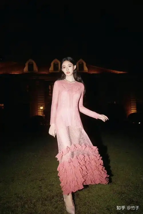 林允最新美照分享针织鱼尾裙破茧成蝶浪漫如期而至别样的美