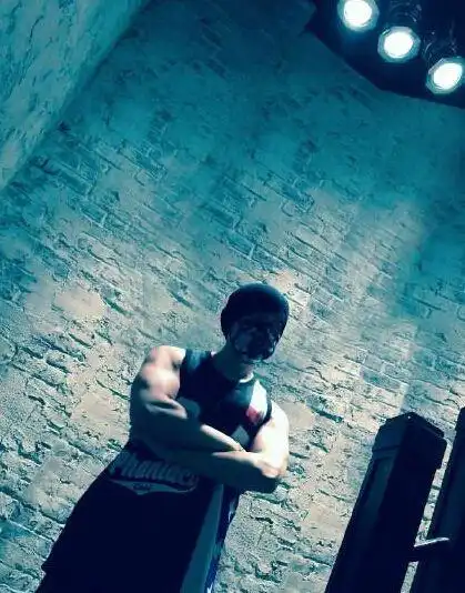 奶爸周杰伦秀健硕肌肉麒麟臂抢镜