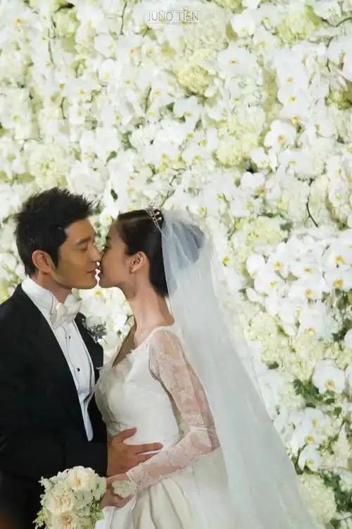 最后就是我们的黄晓明教主,和他的爱妻baby杨颖了.