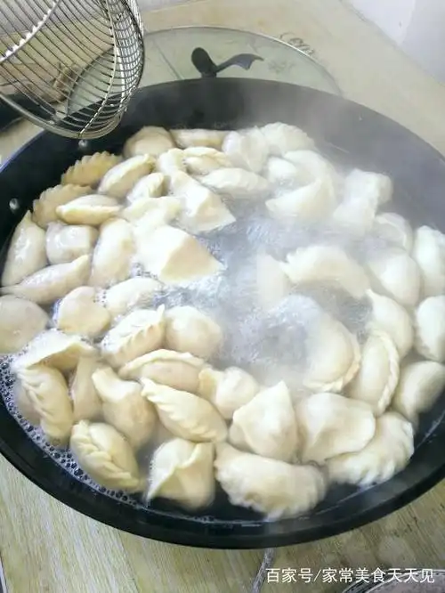 小雪到了,中午回不了家,同事们自己包饺子吃,看我们是怎样做的