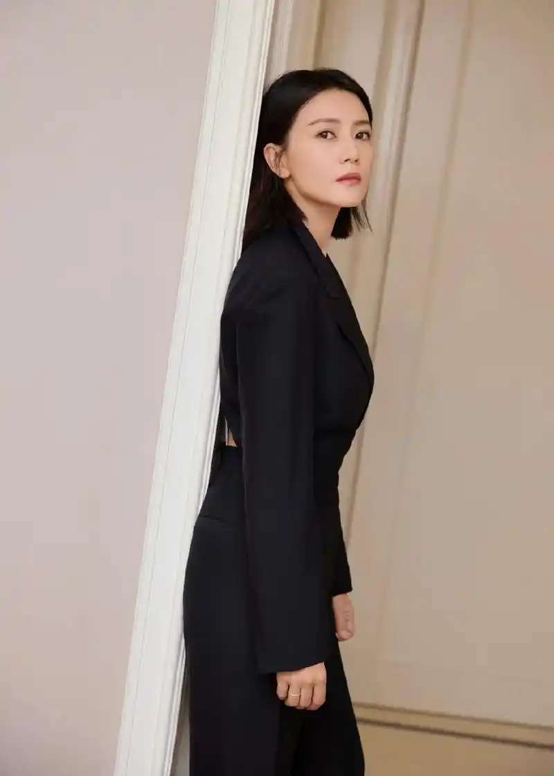 组图:高圆圆短发出席活动气场十足 穿黑色西装秀美背知性优雅