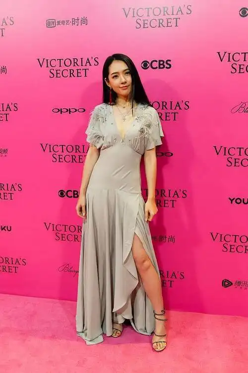 郭碧婷嫁入豪门生了娃之后,气质越发高级,穿深v连衣裙美得高贵