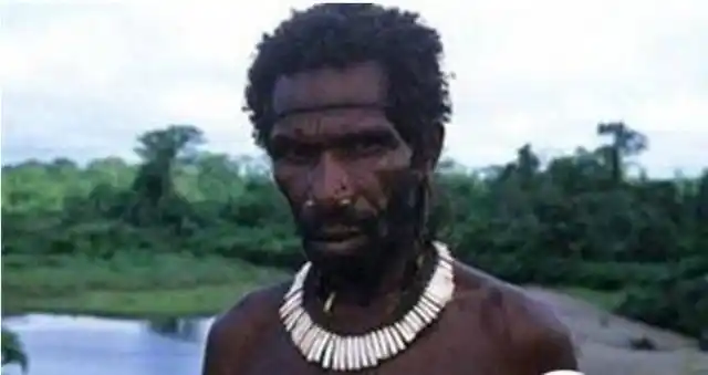 森林中的食人族男子,他们赤身裸体,始终处于战斗的状态.