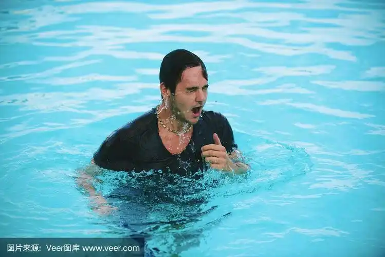 一个年轻人在游泳池里