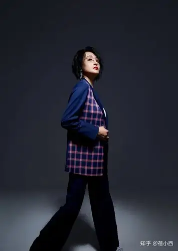 曹颖看不出是74年的穿格纹衬衫搭一身黑再戴贝雷帽时尚减龄