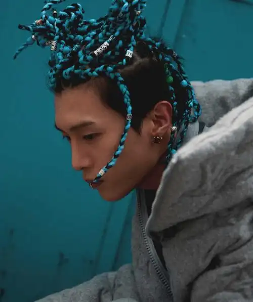 范丞丞蓝发脏辫前卫街拍写真图片79