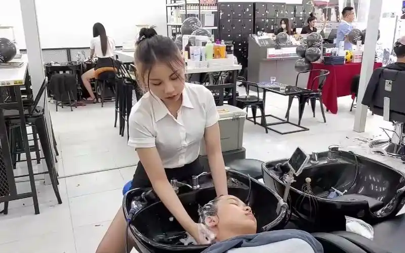 理发店的洗头服务不仅吸引了男士,连很多女生都想来体验