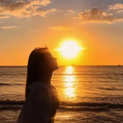 高清女生头像侧脸女头像