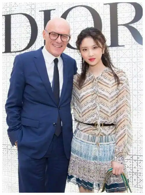 被张慧雯惊艳了,166的她用"迪奥裙"穿出175既视感_姐姐_裙子_身材