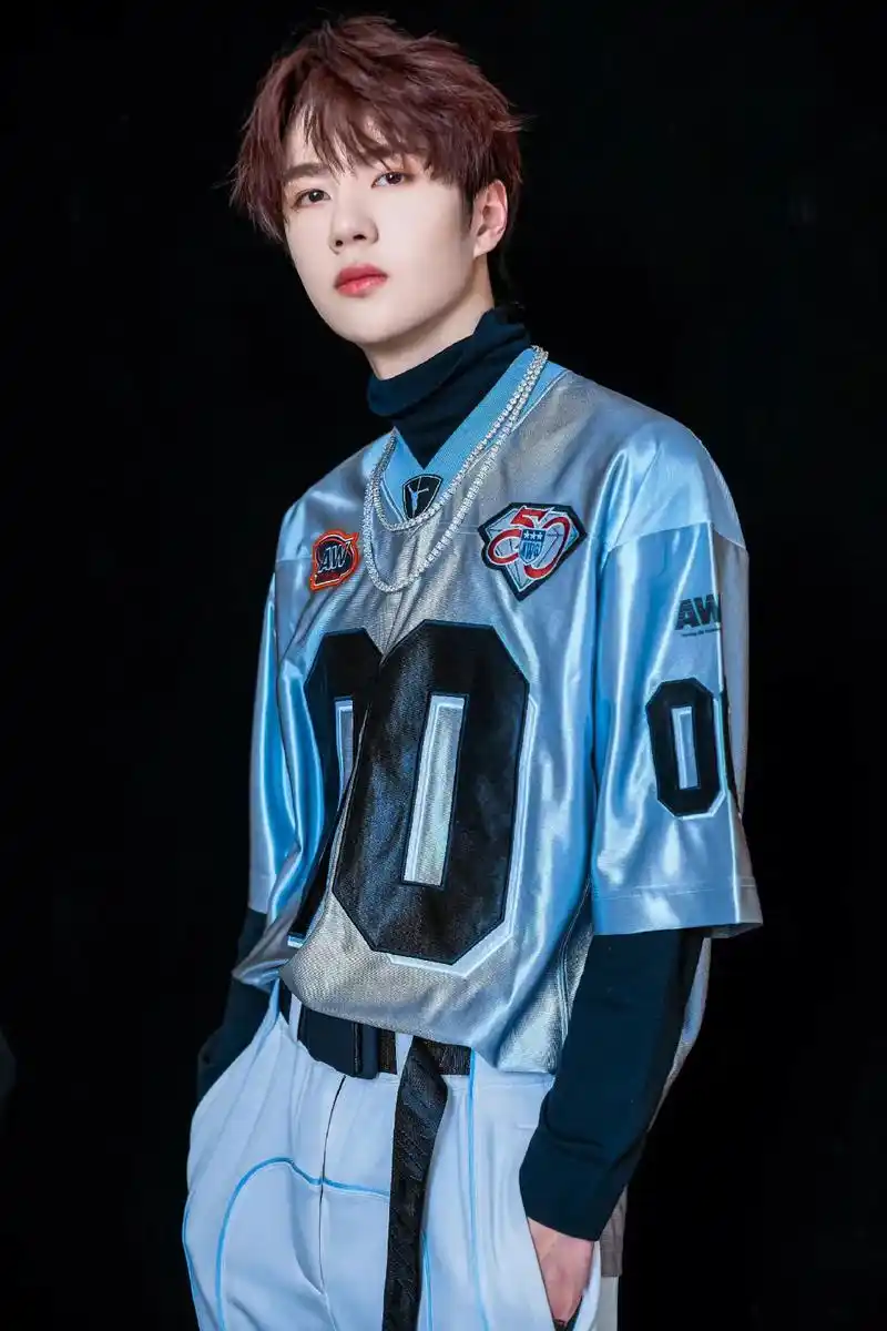 来分享一下你们眼里的#王一博 氛围感神图 - 抖音