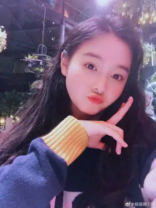 原创童星出道的杨丽晓如今逆袭美得不可方物她和释小龙秘密结婚