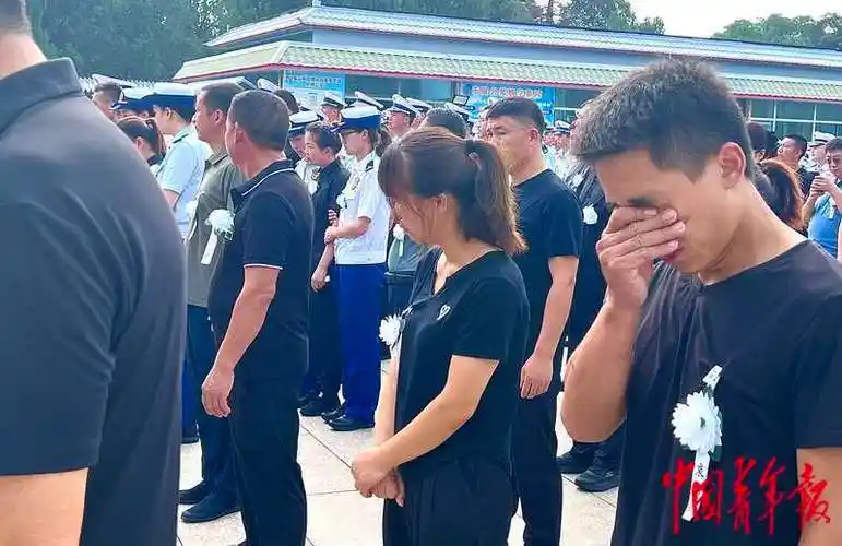 8月4日上午,在北京八宝山殡仪馆举行的冯振烈士遗体告别仪式上,从山东