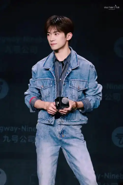 易烊千玺牛仔叠穿