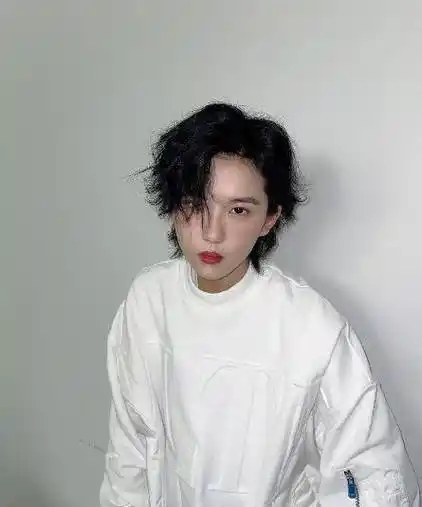 陆柯燃也太会穿了,格纹上衣配荧光裤,帅气模样男生看了都心动_服饰_第