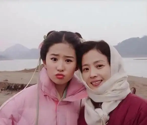 刘亦菲家人颜值惊艳,她居然是"垫底"?