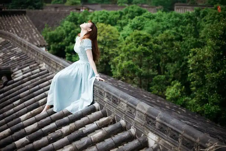 【在屋顶上唱歌摄影图片】成都人像摄影_东边云唯美意境_太平洋电脑网