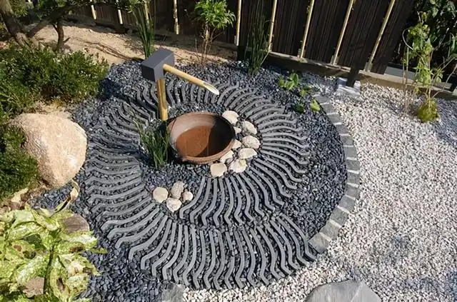 没人要的瓦片,在我眼里都是宝,倒插在院子里,别有一番韵味