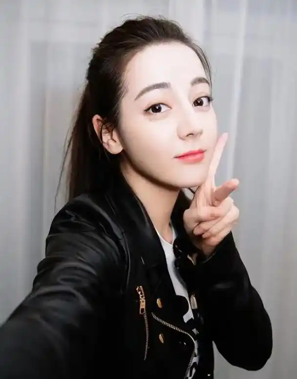 迪丽热巴素颜照曝光 近日,网络上曝光了一组迪丽热巴的素颜照,展现出