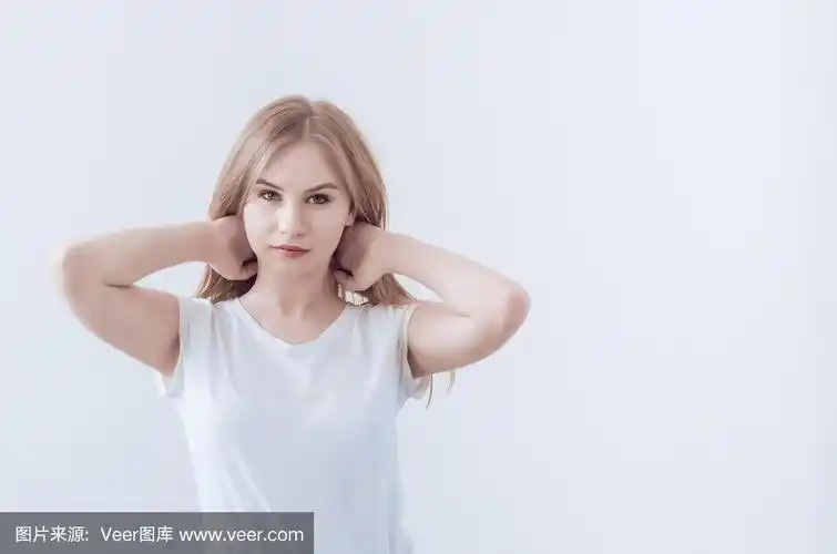 迷人的年轻女孩用手抓着头发