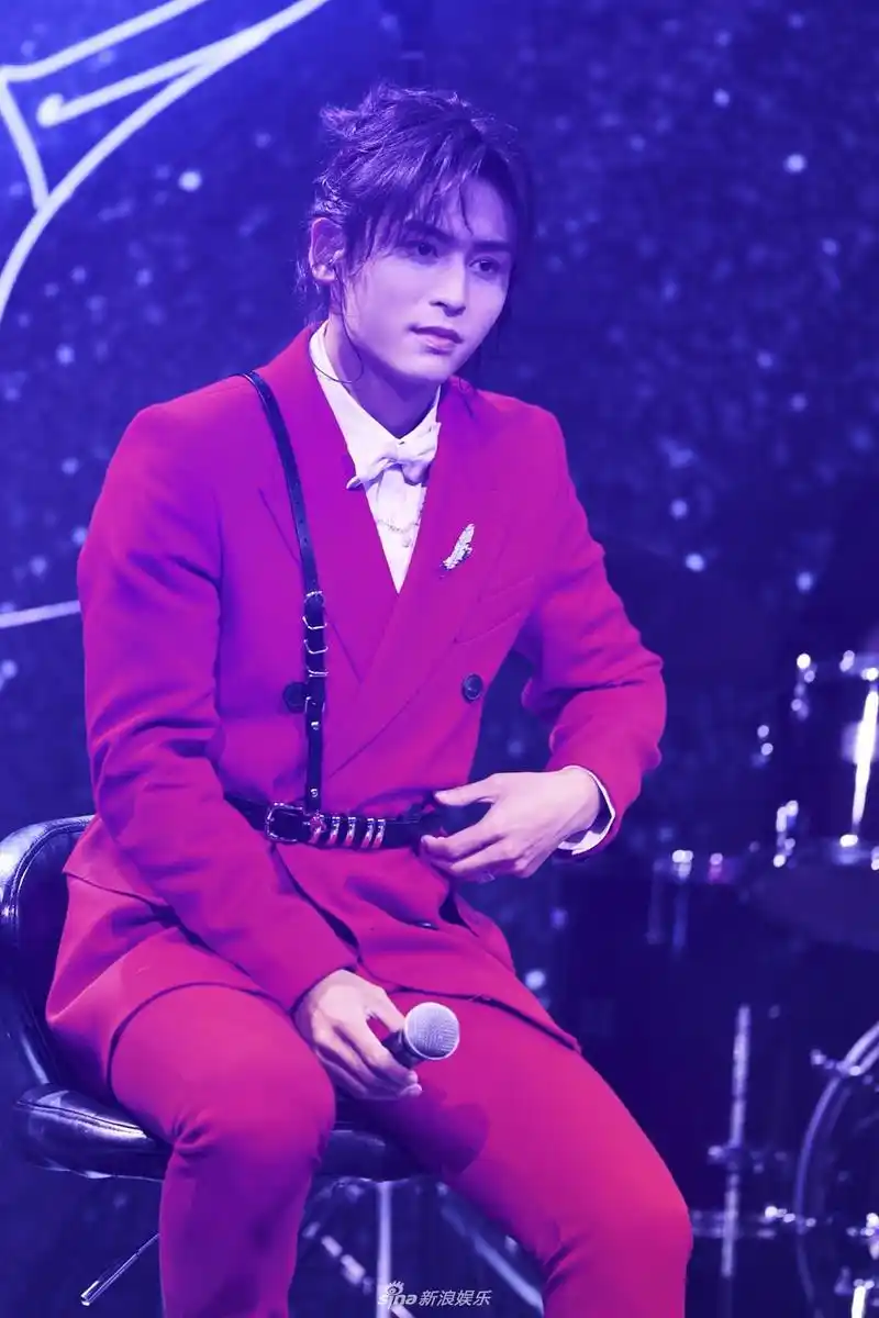 组图:张哲瀚举行ep《我遇见我》首唱会 穿束腰红西装帅气亮相