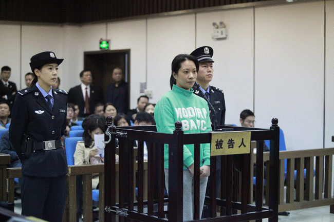 图为被告人在庭审现场.