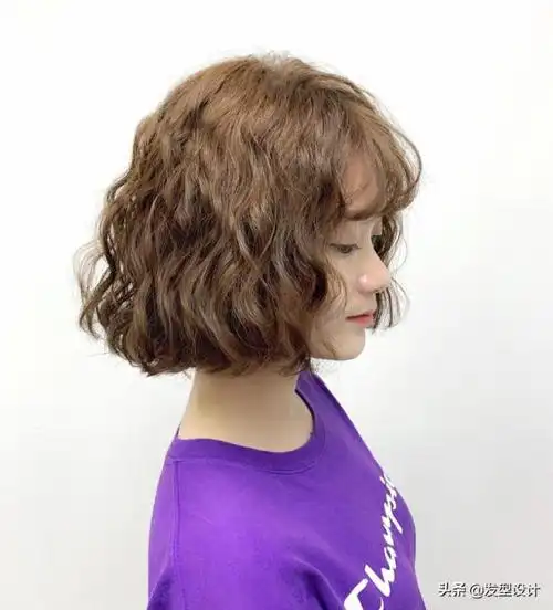 发型图片网,短卷发造型今年流行减龄短发烫发型30款,外翘卷扣短发