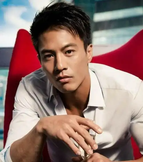 安志杰喜迎二胎,超模老婆产下八斤巨婴,安志杰晒全家福太讨喜