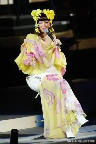 2003年,梅艳芳经典金曲演唱会,她带着病躯穿上白纱与歌迷道别