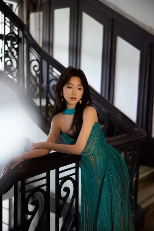 毛晓彤茉莉流苏裙##毛晓彤薄荷风公主